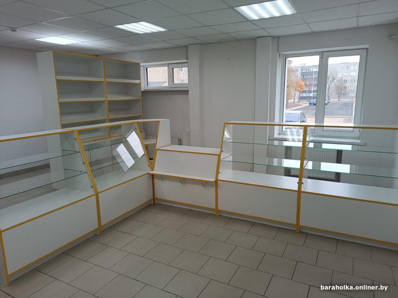 Торговое оборудование витрины со стеллажами